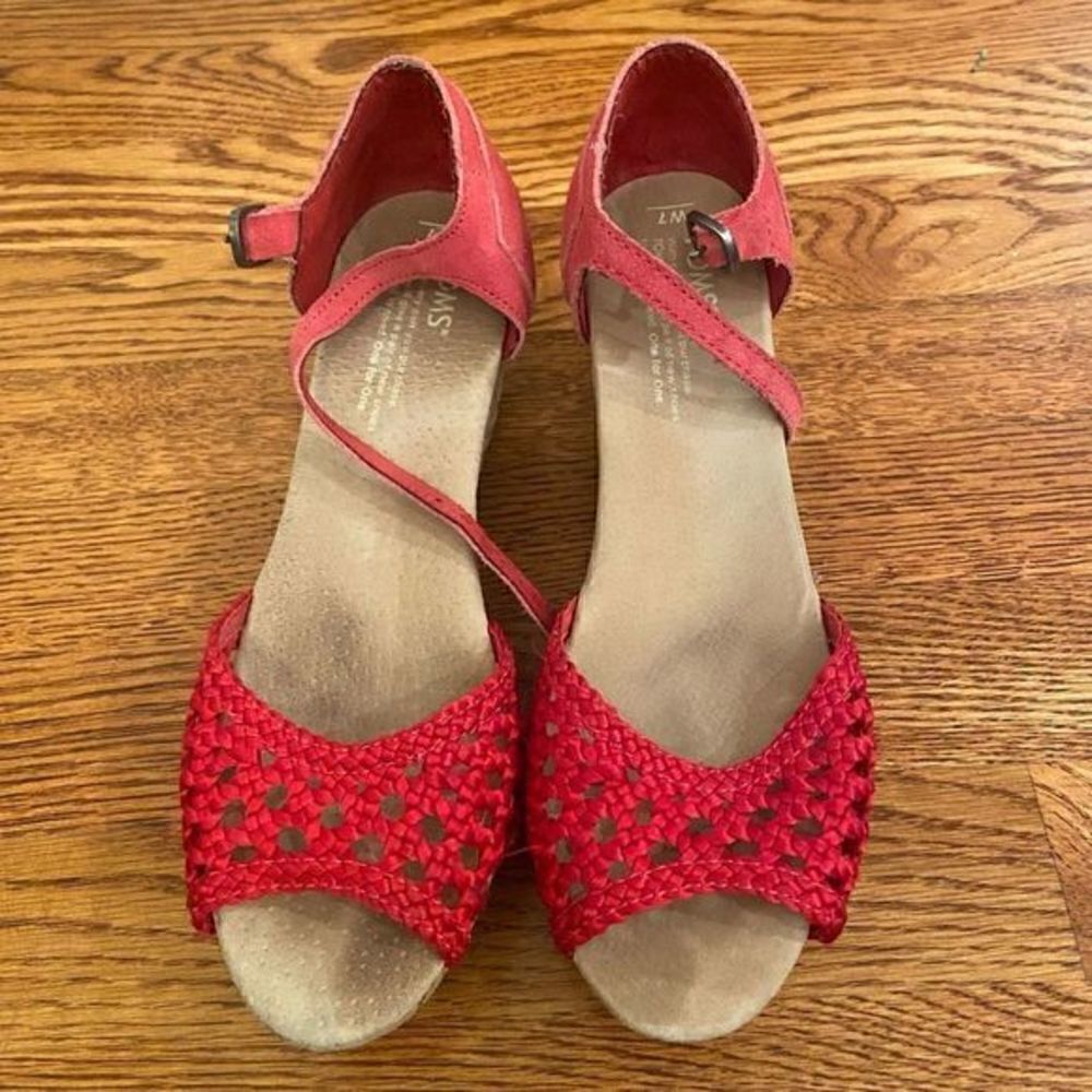 𝅺toms‎ red crochet sandles suede peep toe cork wedges